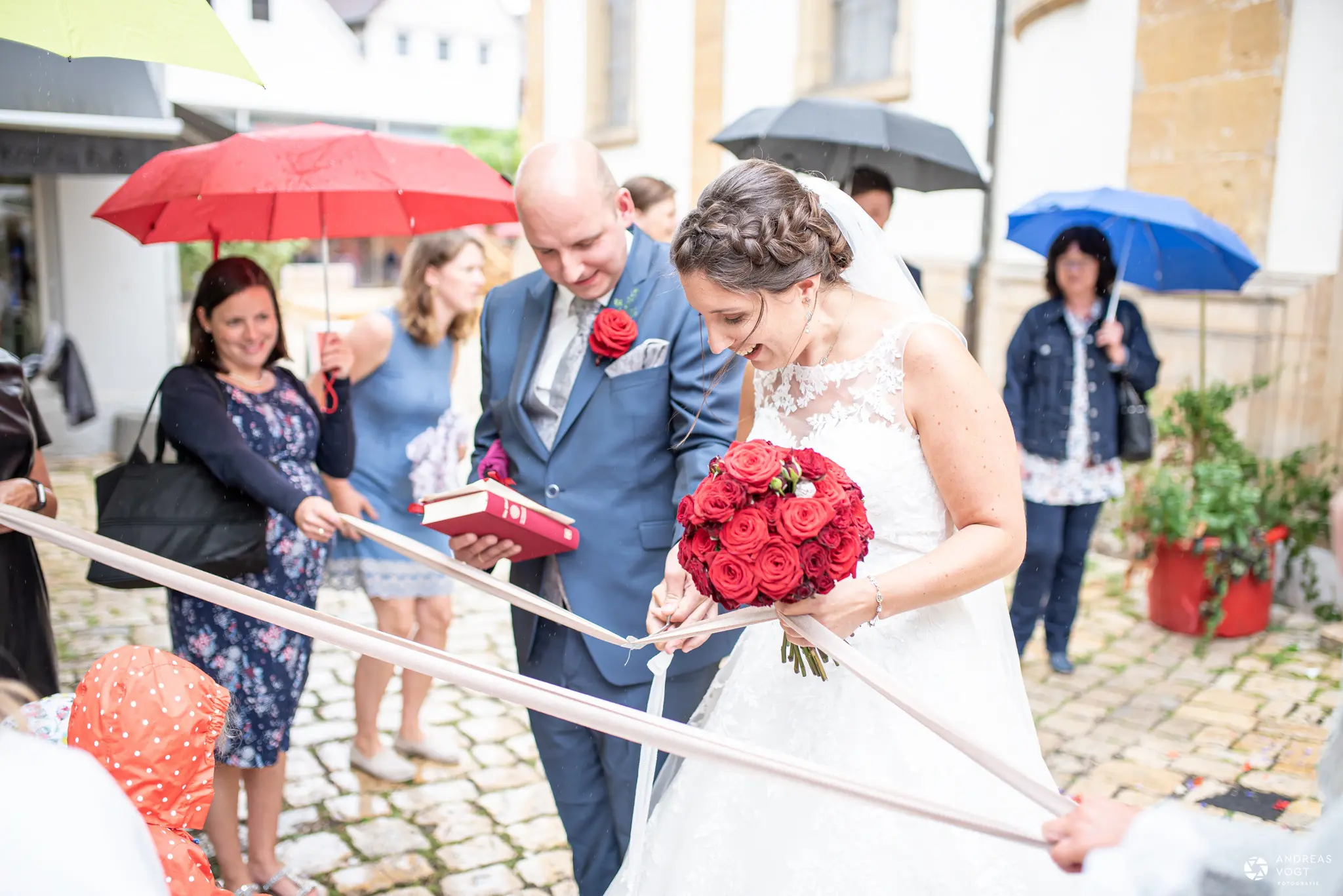 Hochzeit bei Regen in Aalen in der Innenstadt. Sektempfang mit Regenschirm
