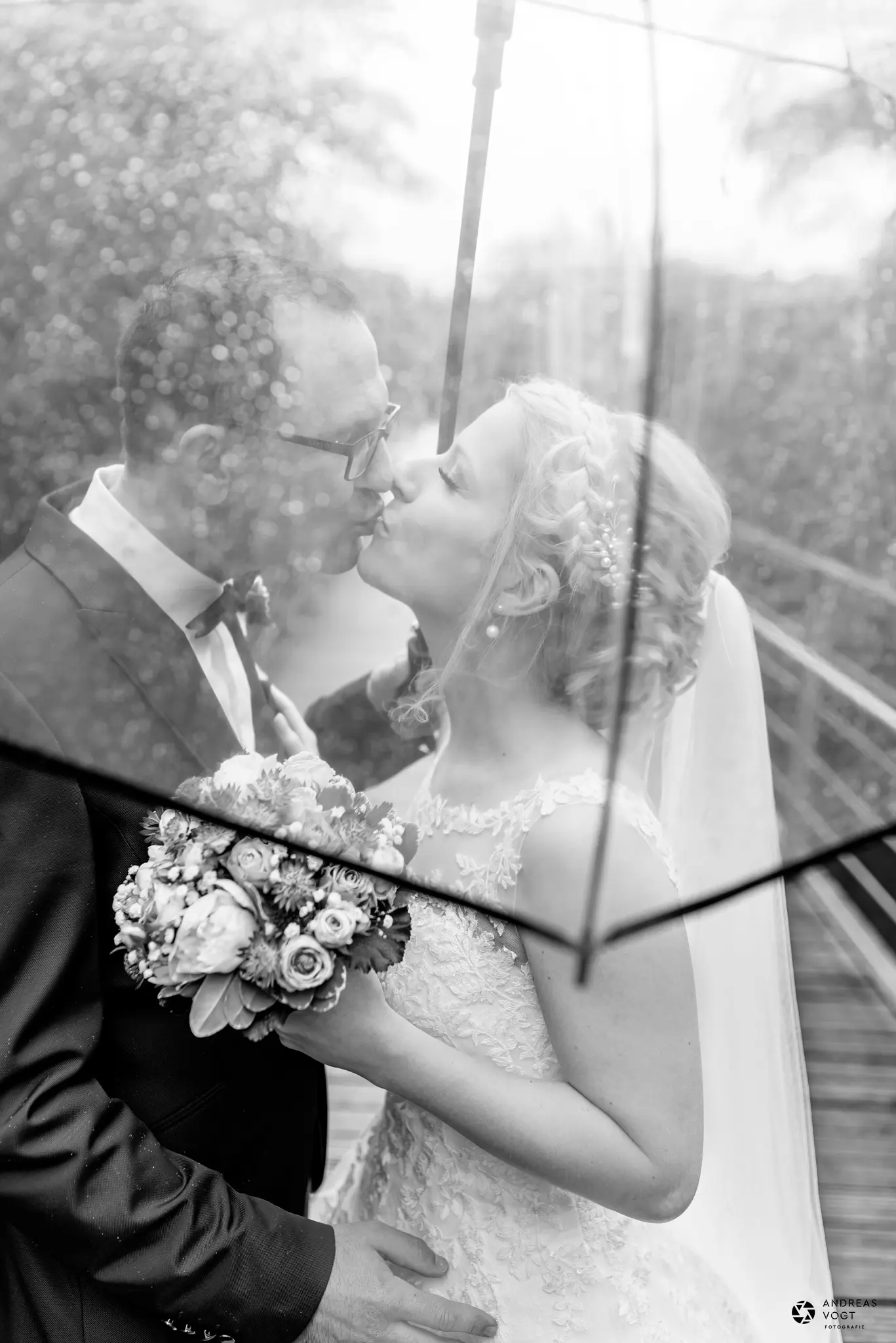 Hochzeitsfotos im Regen mit Regenschirm - Fotograf Andreas Vogt