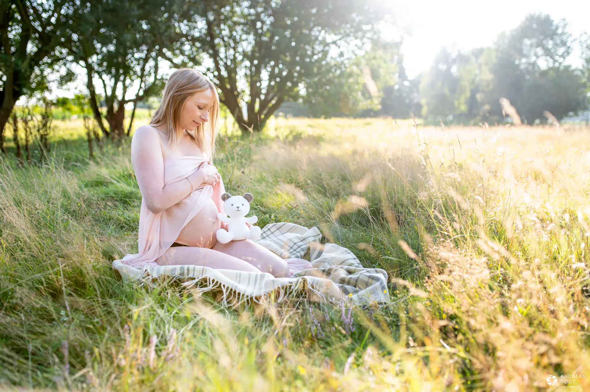 Babybauchfotos in Dessous bei Sonnenuntergang - Fotograf Andreas Vogt