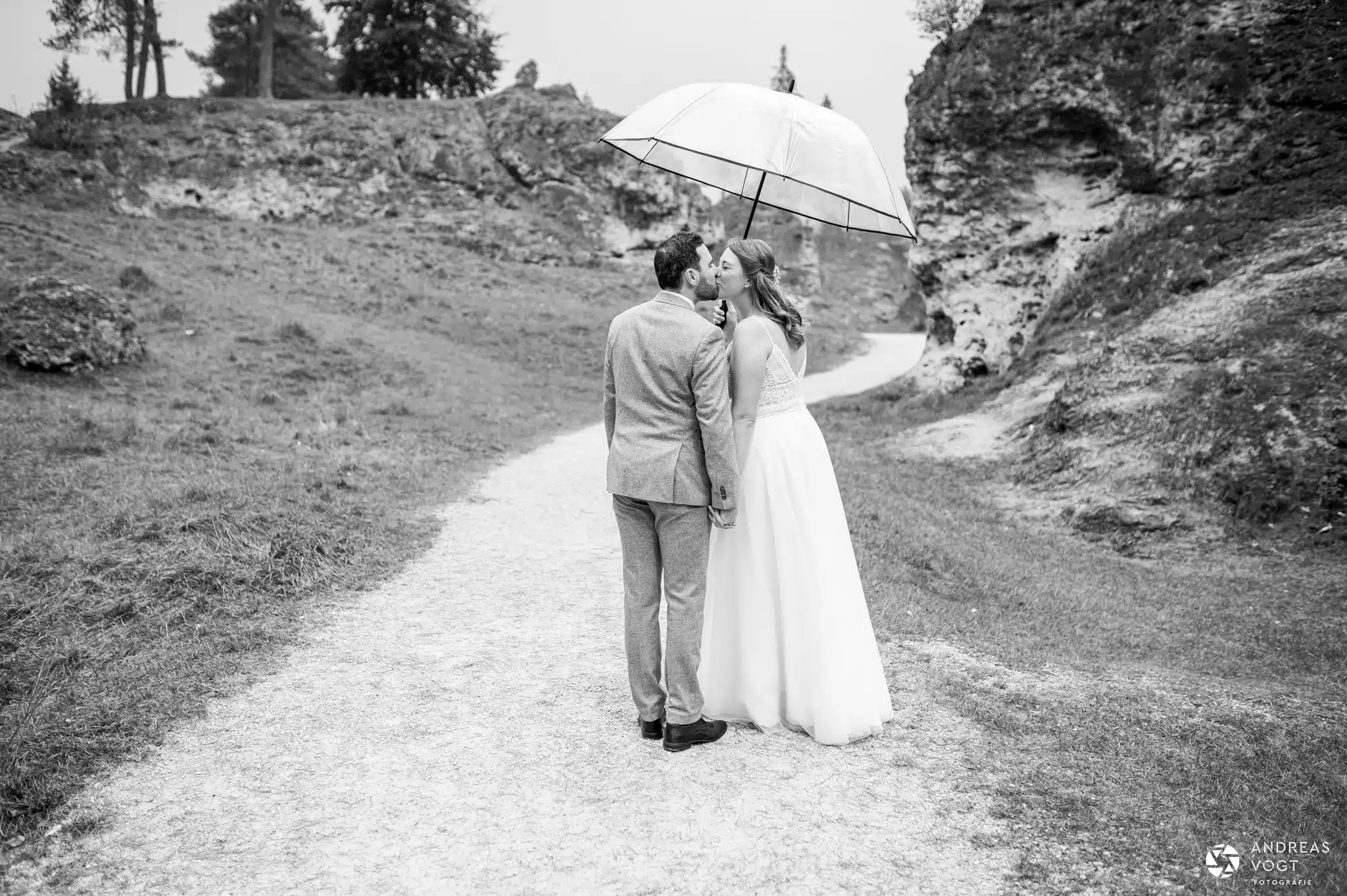 Schwarz-weiß Foto einer Hochzeit bei Regen - Andreas Vogt