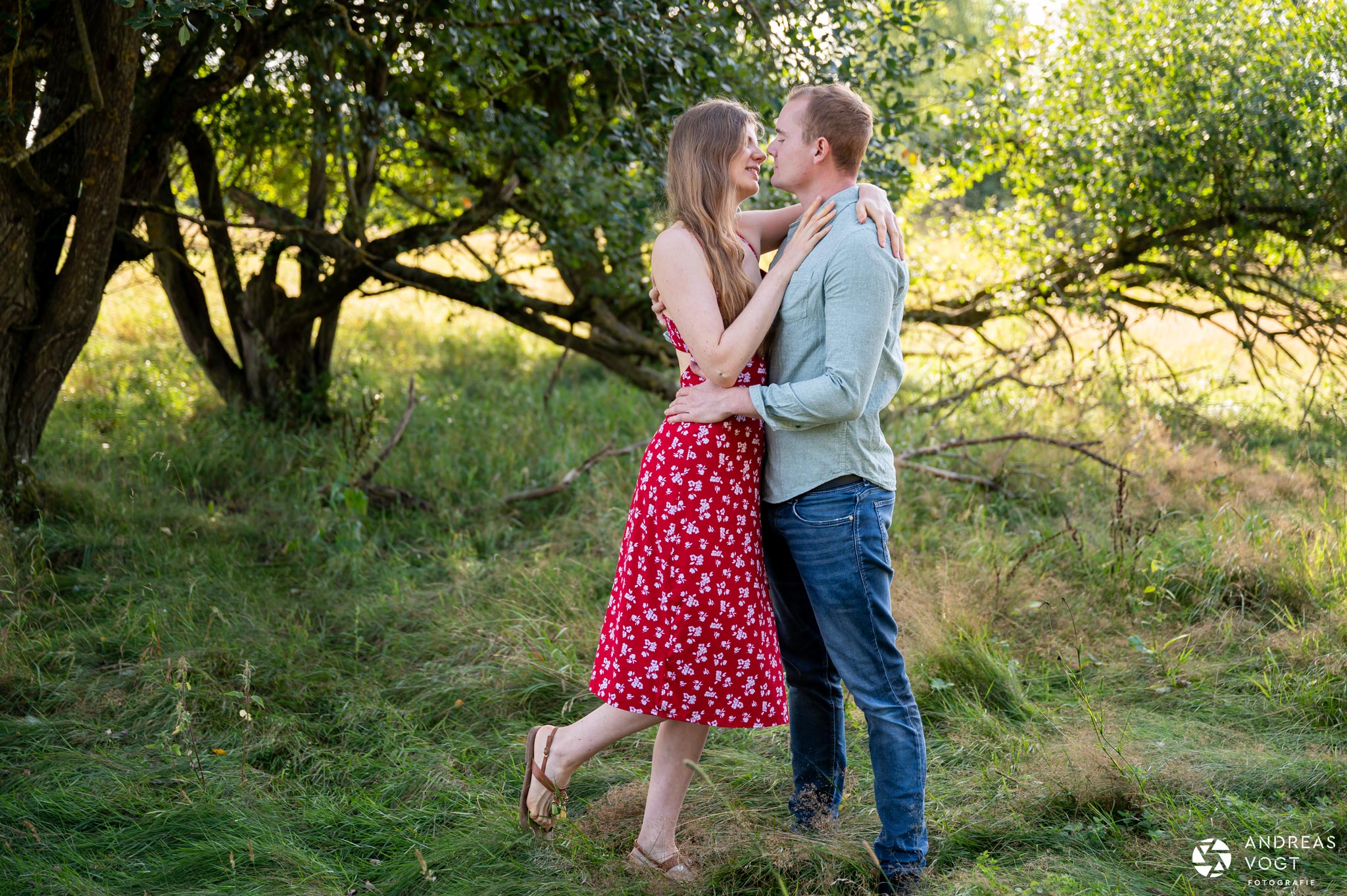 Lisa und Julian - Romantische Paarfotos in der Natur